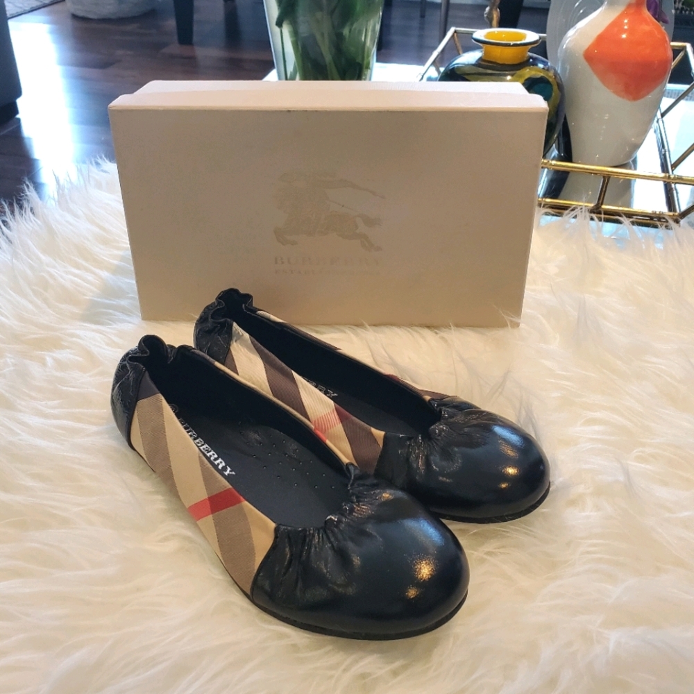 BURBERRY flats